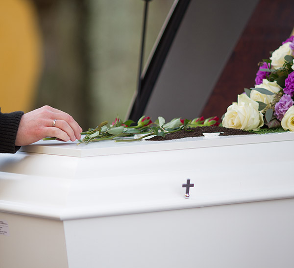 main d'un homme avec une église 